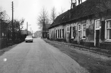 839239 Gezicht in de Dorpsstraat te Cothen, met rechts een aantal onbewoonbaar verklaarde huizen.